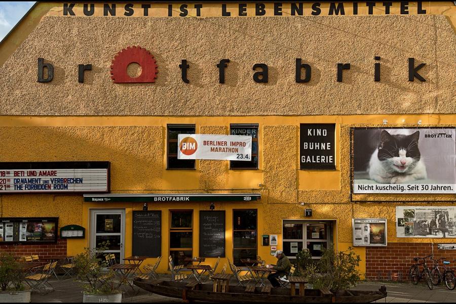 Foto der Front des Kulturzentrums Brotfabrik