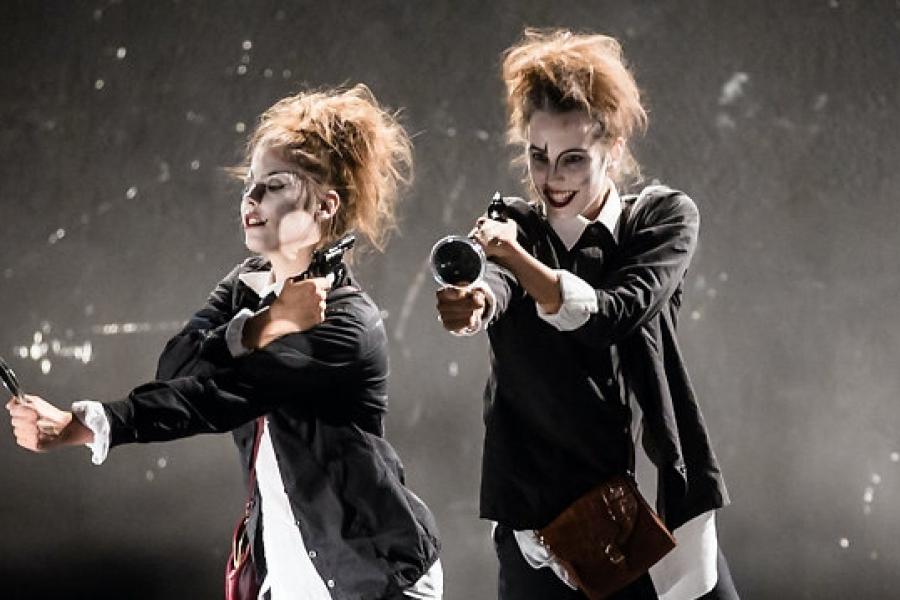 © Do-Theatre Zwei Frauen mit Lupen